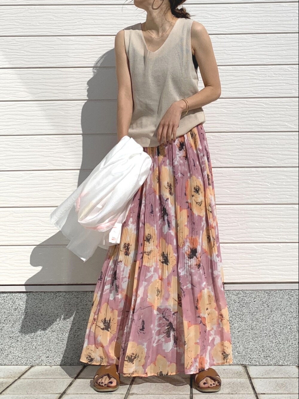 ベージュ系のブルゾン、ピンク系のスカート、ブラック系のサンダルを着用したレディースの春コーディネートの3枚目の写真