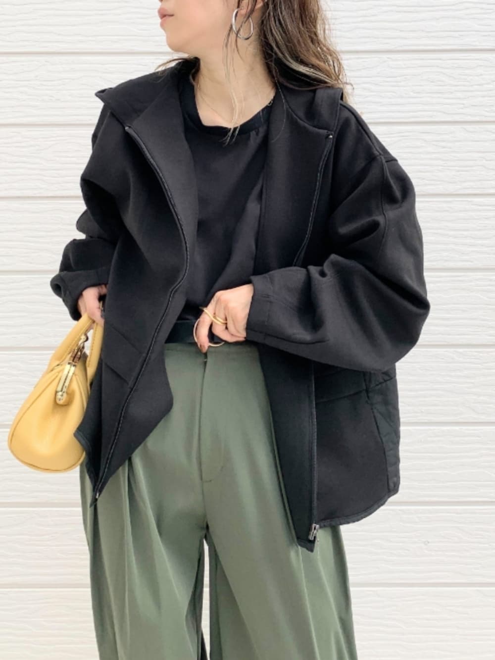 グリーン系のその他パンツ、ブラウン系のブーツ、イエロー系のショルダーバッグを着用したレディースの秋コーディネートの3枚目の写真