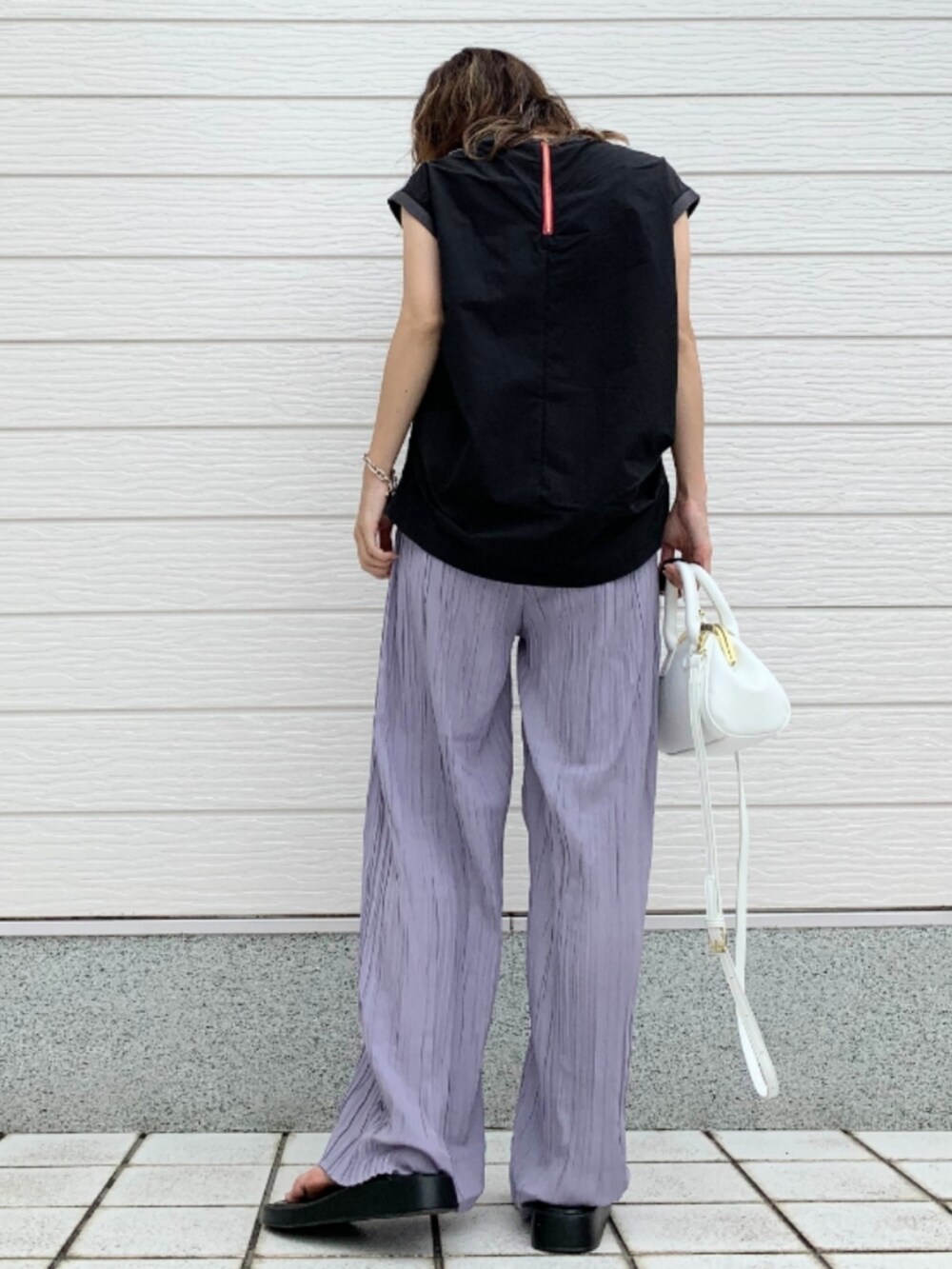 ホワイト系のショルダーバッグ、パープル系のその他パンツ、ブラック系のTシャツ/カットソーを着用したレディースの夏コーディネートの3枚目の写真