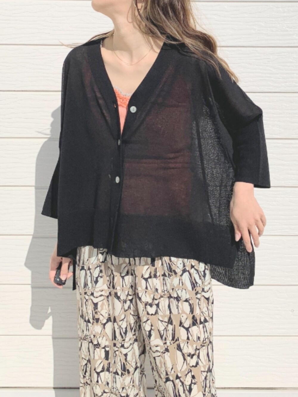 ブラウン系のその他パンツ、ブラック系のトートバッグ、イエロー系のサンダルを着用したレディースの春コーディネートの4枚目の写真