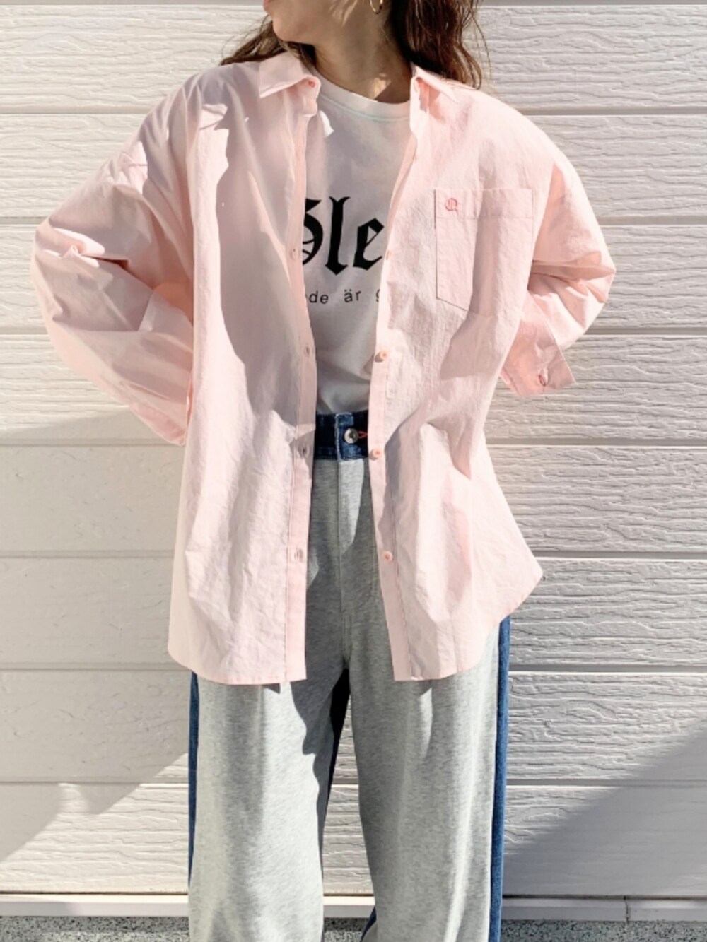 グレー系のデニムパンツ、ホワイト系のTシャツ/カットソー、ピンク系のシャツ/ブラウスを着用したレディースの冬コーディネートの4枚目の写真