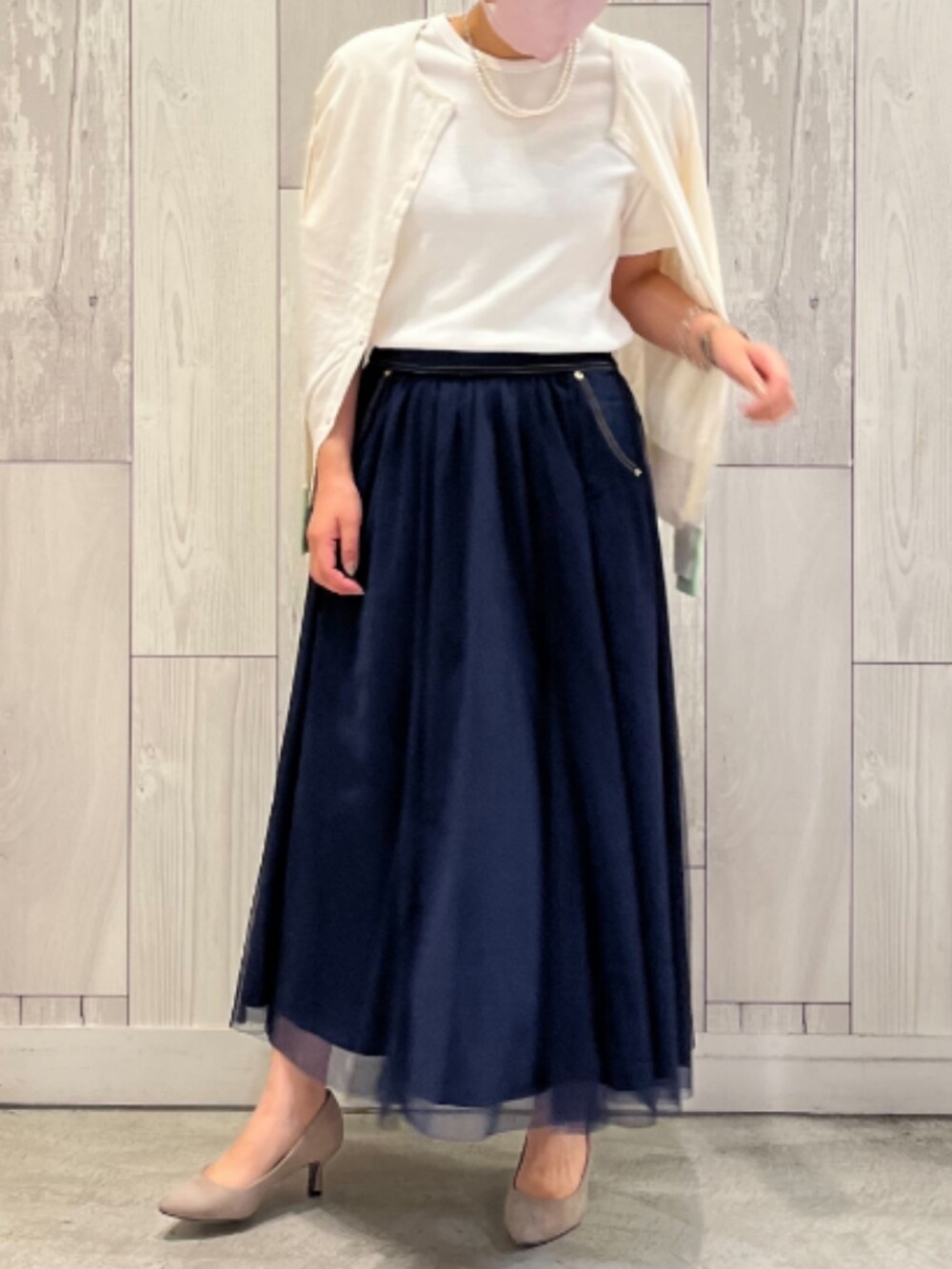 ブルー系のスカート、ホワイト系のカーディガン/ボレロ、ホワイト系のTシャツ/カットソーを着用したレディースの春コーディネートの2枚目の写真