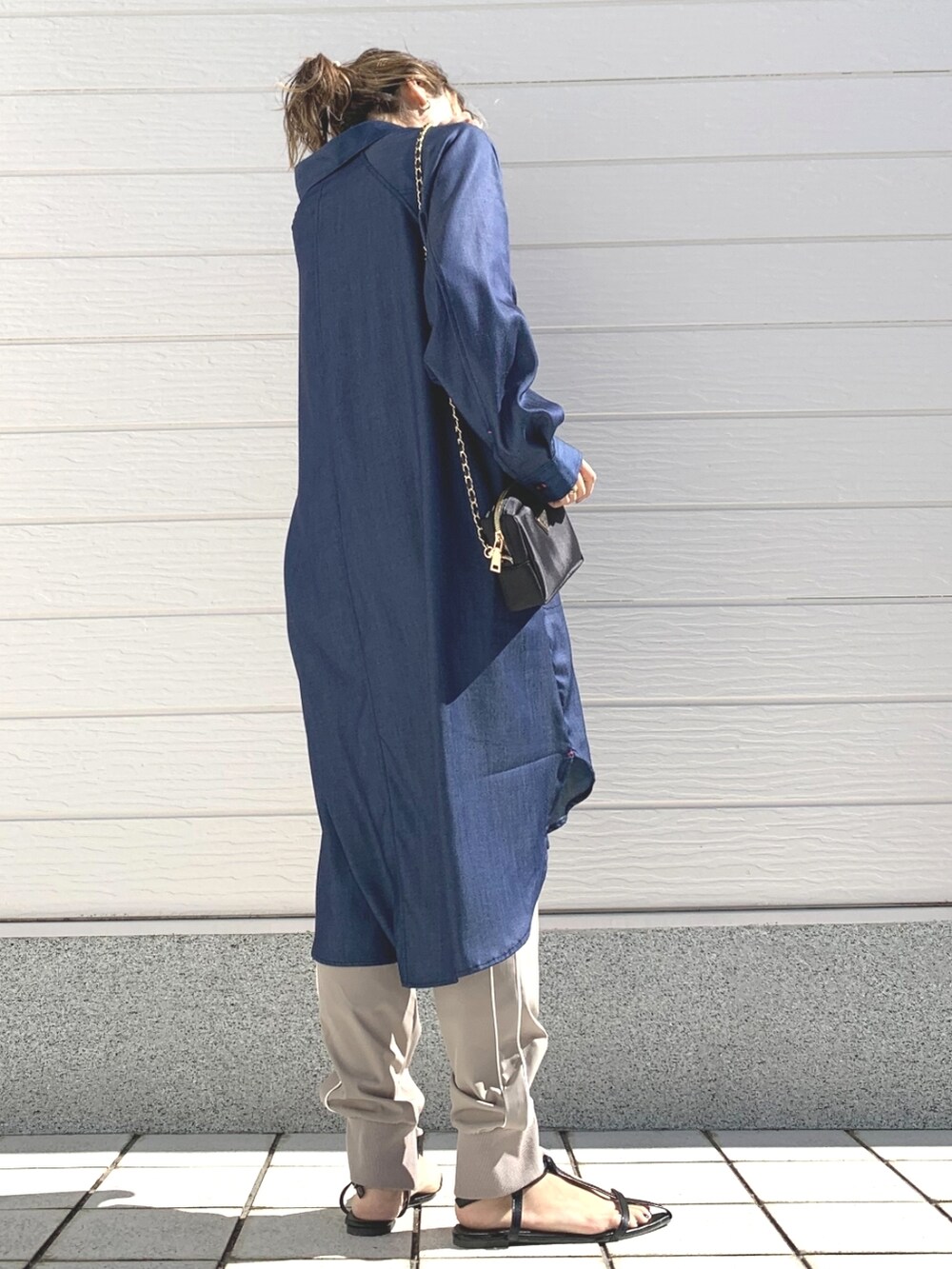 ブルー系のシャツワンピース、ベージュ系のその他パンツを着用したレディースの冬コーディネートの4枚目の写真