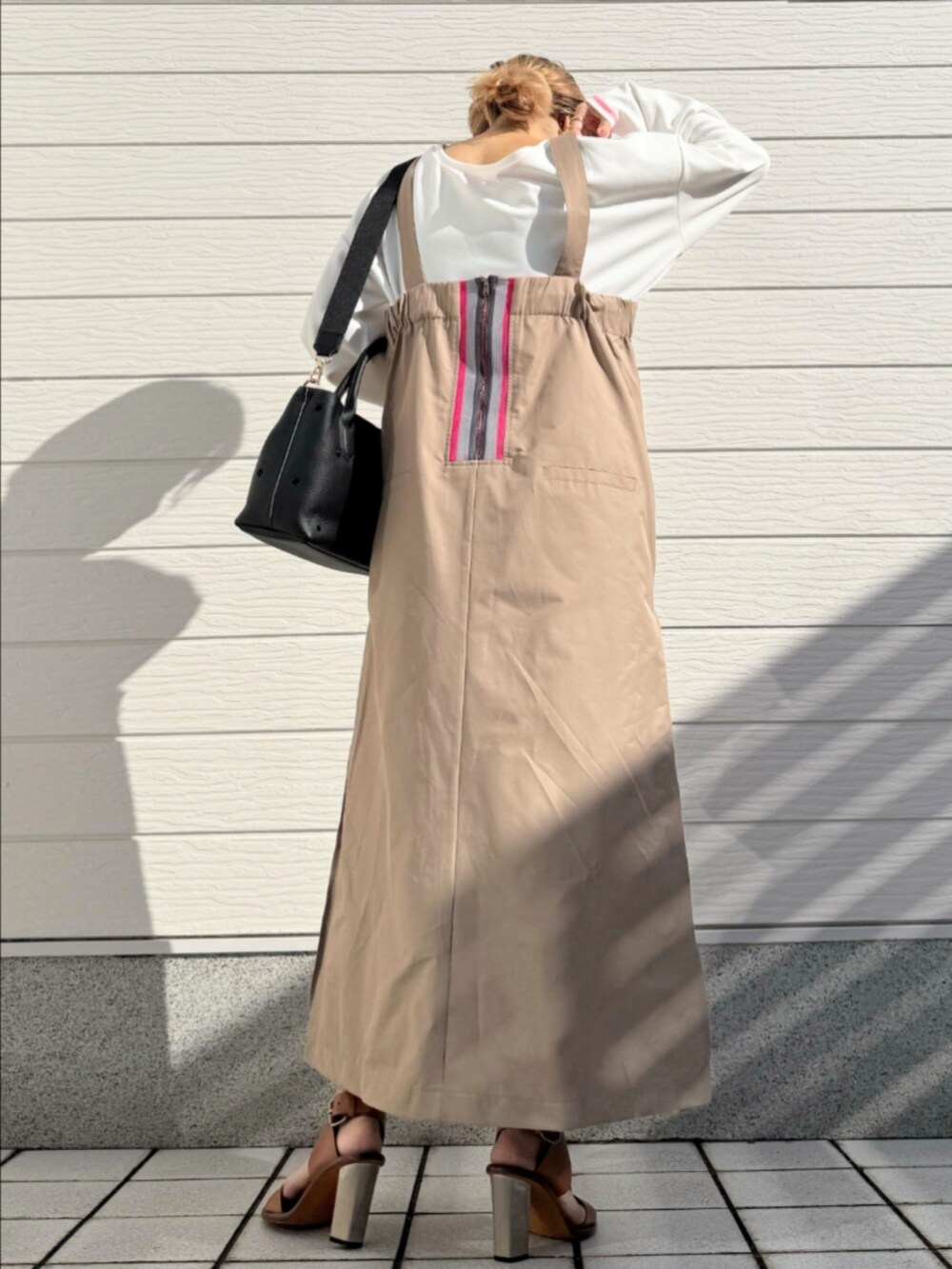 ブラウン系のサンダル、ホワイト系のTシャツ/カットソー、ベージュ系のワンピースを着用したレディースの冬コーディネートの3枚目の写真