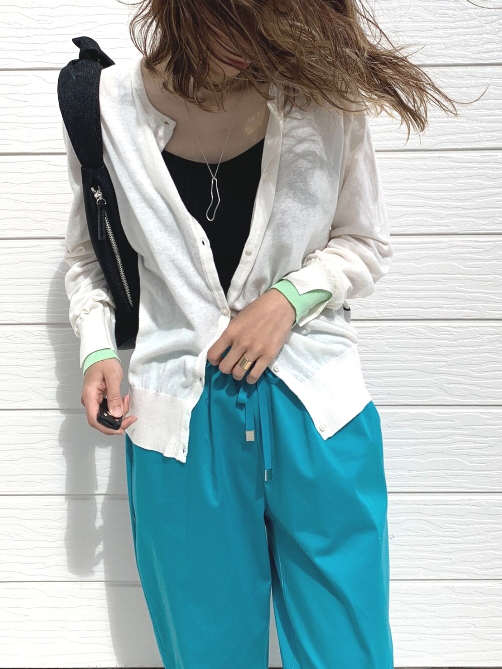 ブルー系のその他パンツ、ブラック系のショルダーバッグ、ブラック系のキャミソールを着用したレディースの春コーディネートの4枚目の写真