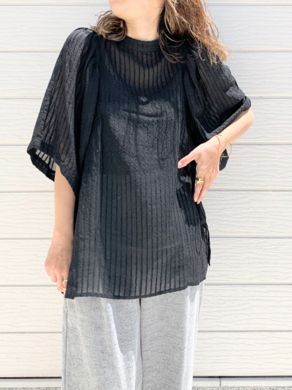 グレー系のその他パンツ、ブラック系のシャツ/ブラウス、シルバー系のハンドバッグを着用したレディースの春コーディネートの4枚目の写真