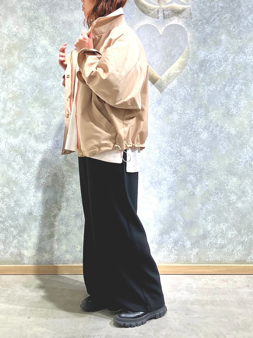 ブラック系のその他パンツ、ベージュ系のマウンテンパーカー、ホワイト系のニット/セーターを着用したレディースの冬コーディネートの2枚目の写真