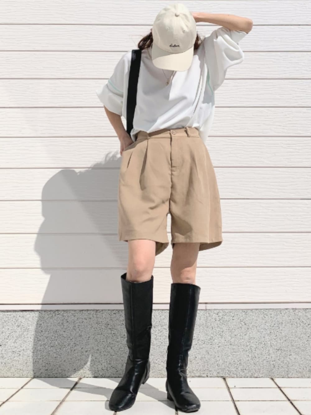 ブラック系のブーツ、ホワイト系のTシャツ/カットソー、ベージュ系のその他パンツを着用したレディースの春コーディネートの3枚目の写真