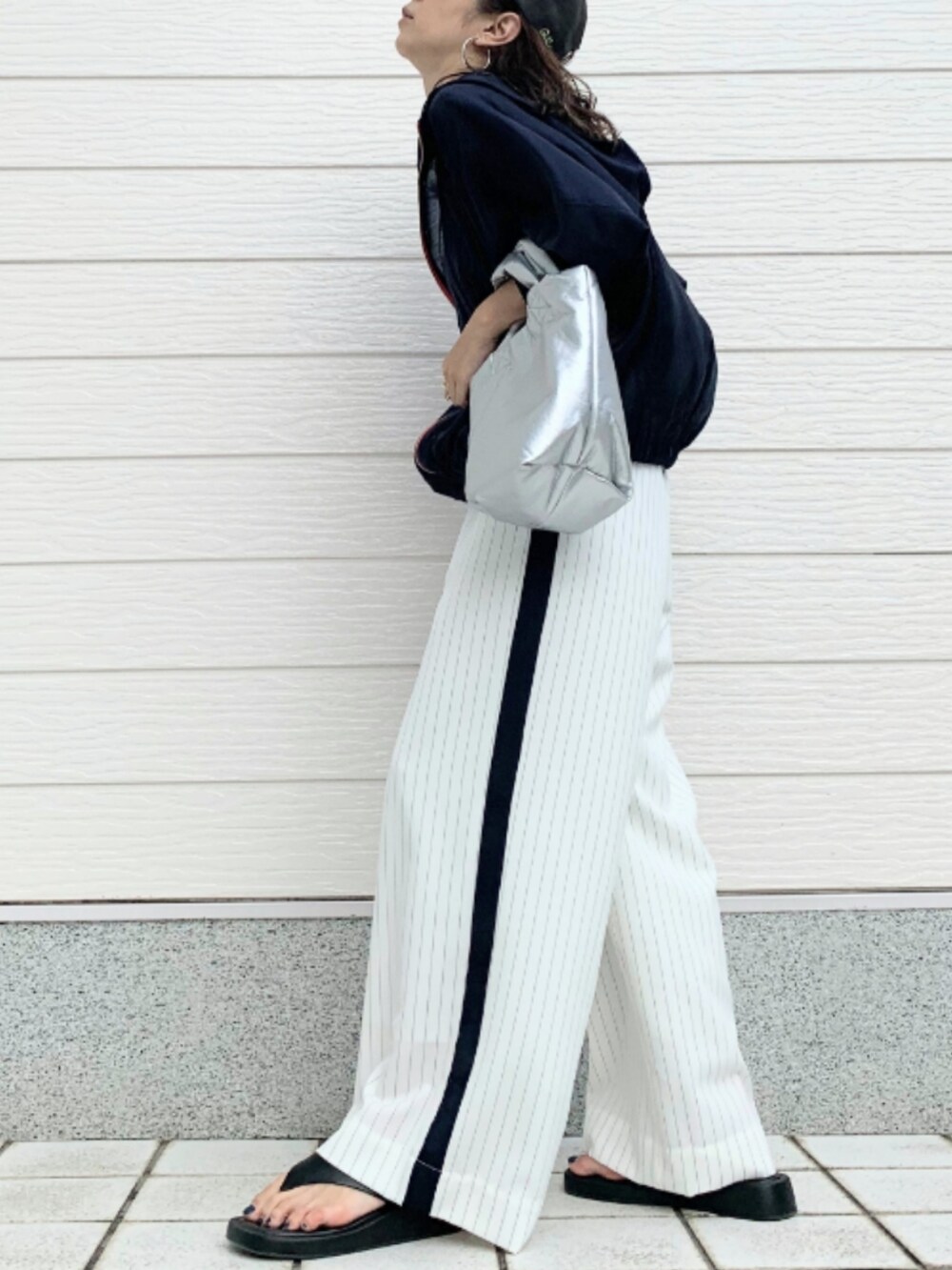ホワイト系のその他パンツ、ブルー系のブルゾン、ブラック系のキャミソールを着用したレディースの春コーディネートの2枚目の写真
