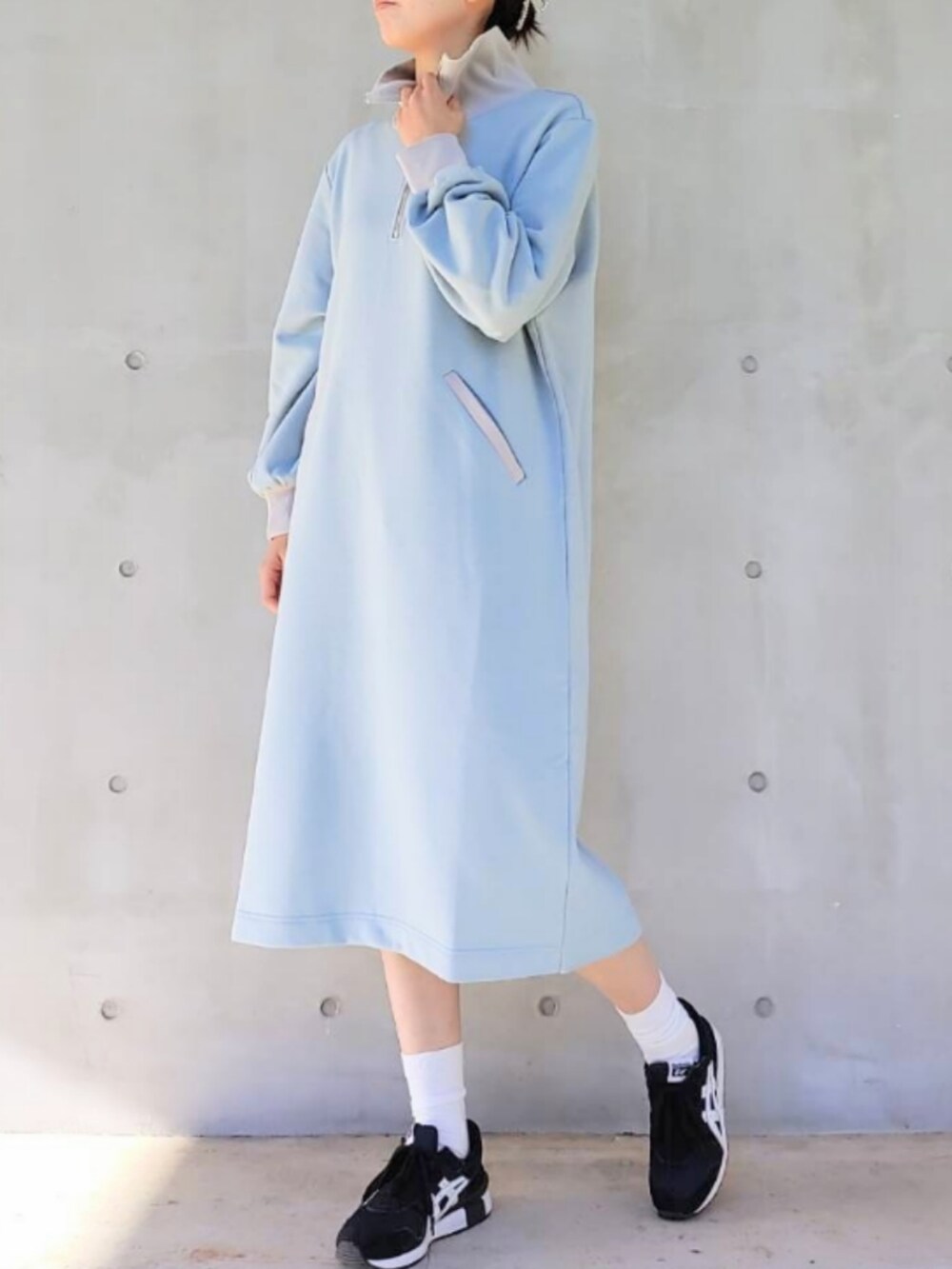 ブラック系のトートバッグ、グリーン系のミリタリージャケット、ブルー系のワンピースを着用したレディースの秋コーディネートの3枚目の写真