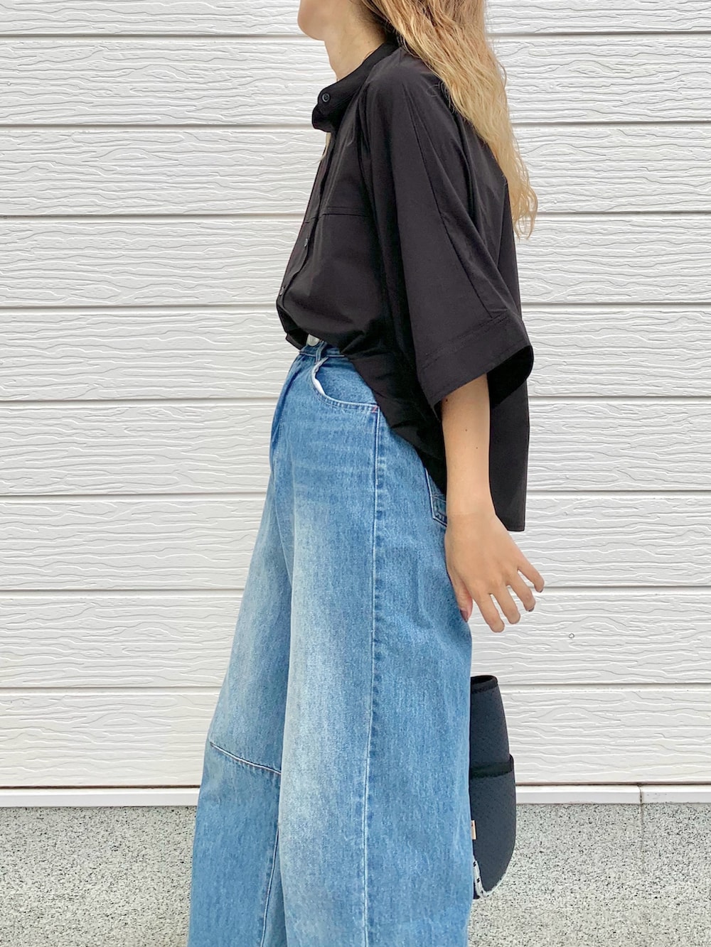 ブラック系のシャツ/ブラウス、ブルー系のデニムパンツ、ブルー系のトートバッグを着用したレディースの夏コーディネートの4枚目の写真