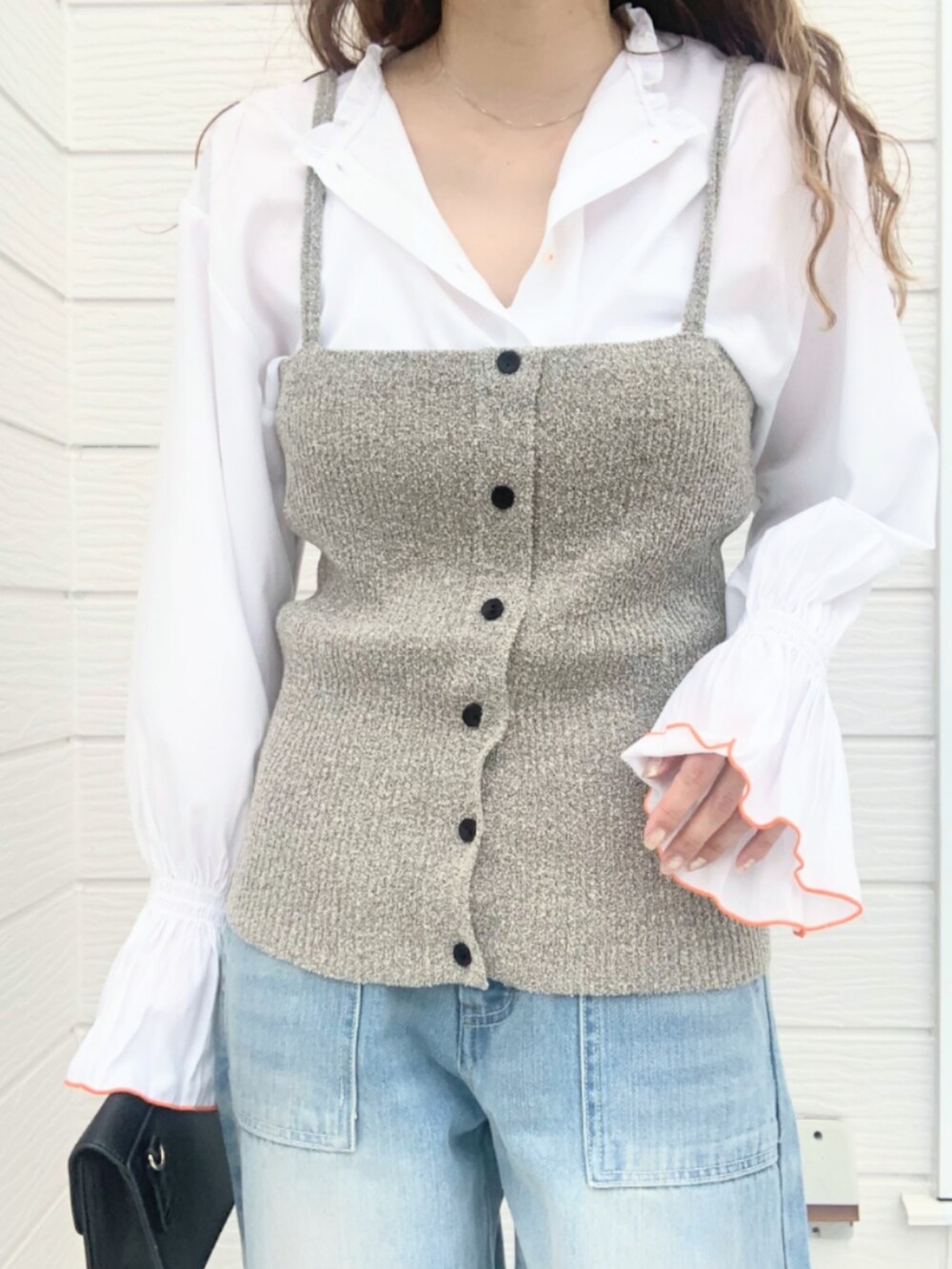 ブルー系のデニムパンツ、ホワイト系のシャツ/ブラウス、グレー系のベストを着用したレディースの夏コーディネートの5枚目の写真