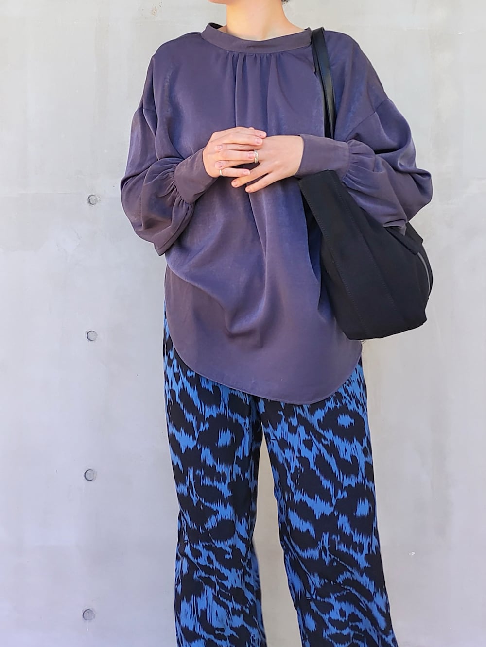 ブラック系のトートバッグ、ブルー系のその他パンツ、ブルー系のシャツ/ブラウスを着用したレディースの冬コーディネートの4枚目の写真