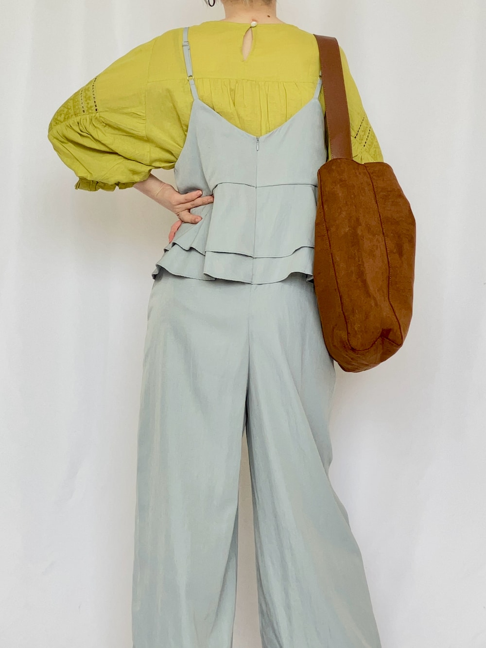 イエロー系のトートバッグ、ブルー系のサロペット/オーバーオール、グレー系のサンダルを着用したレディースの夏コーディネートの5枚目の写真