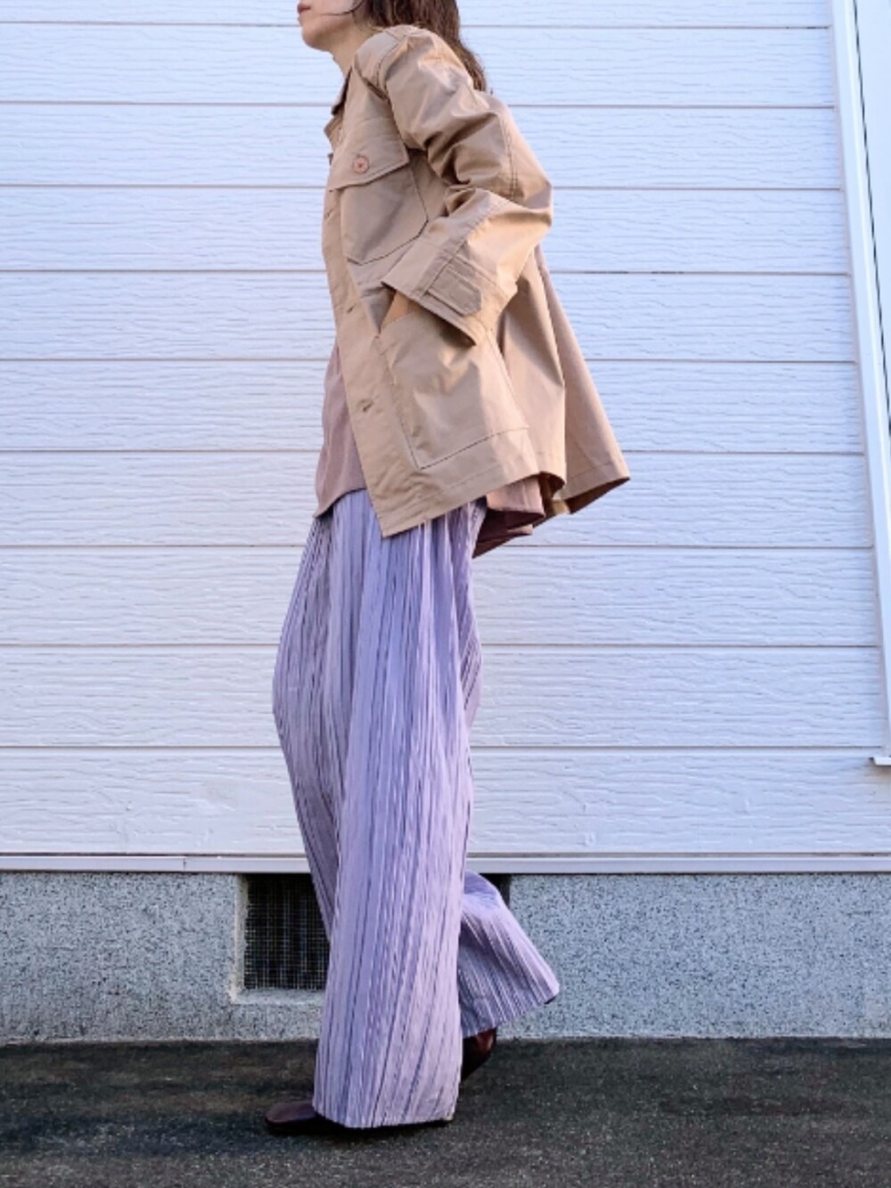 パープル系のその他パンツ、ベージュ系のTシャツ/カットソー、ブラウン系のブーツを着用したレディースの秋コーディネートの2枚目の写真