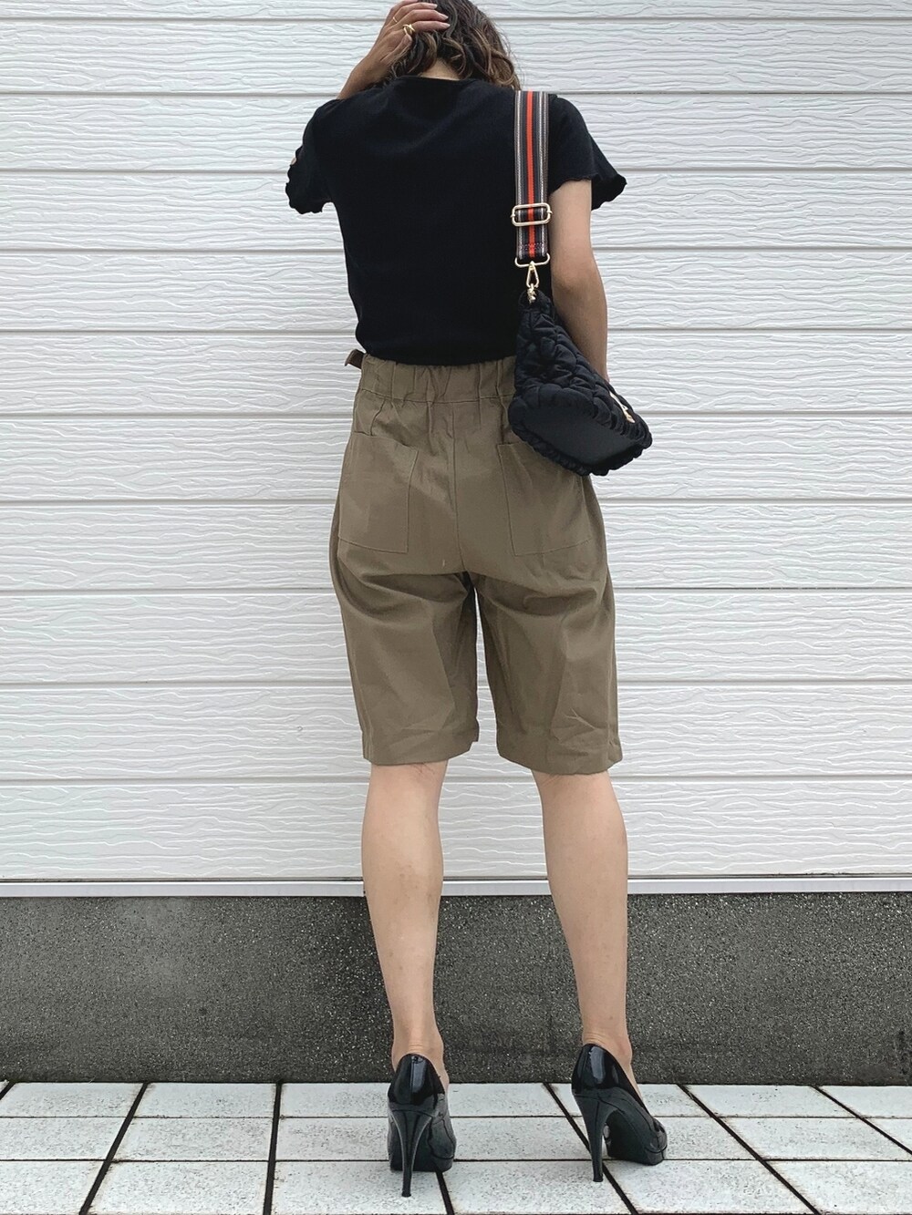 ブラック系のショルダーバッグ、ブラック系のTシャツ/カットソー、グリーン系のその他パンツを着用したレディースの夏コーディネートの2枚目の写真