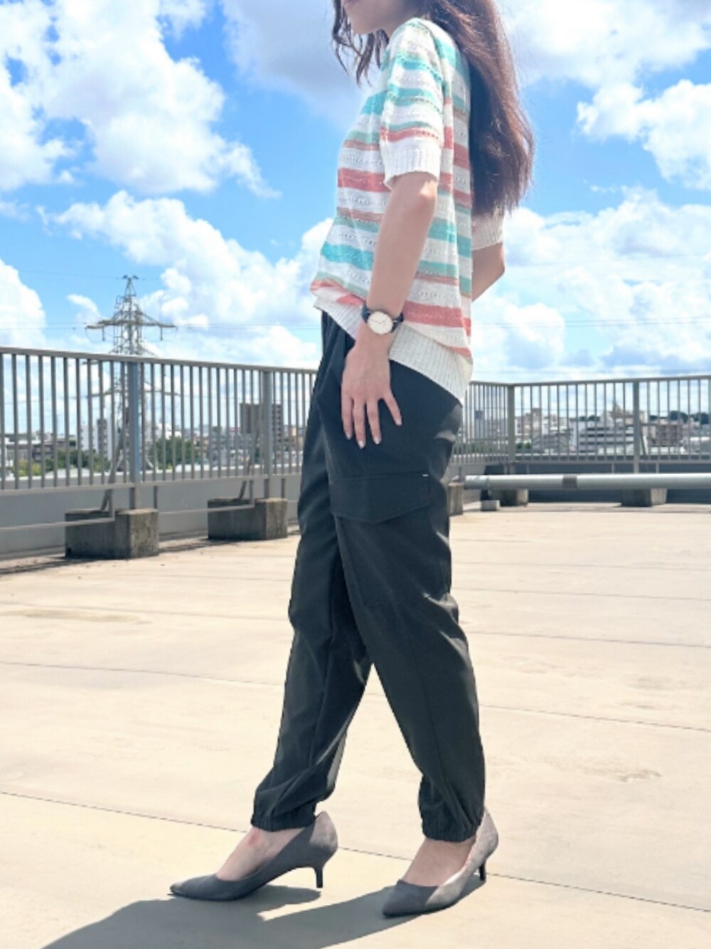 グリーン系のカーゴパンツ、その他のニット/セーターを着用したレディースの夏コーディネートの3枚目の写真