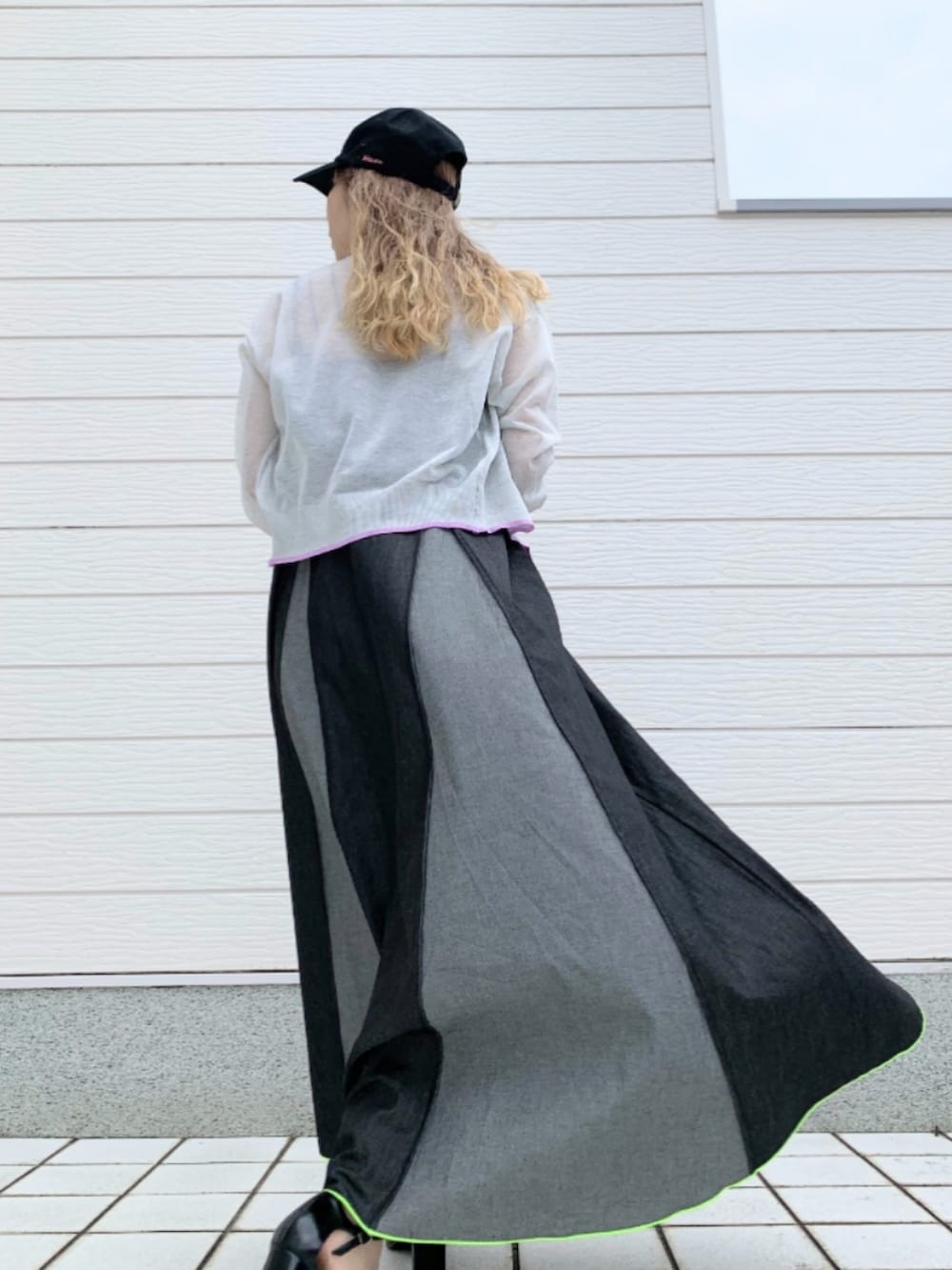 グレー系のカーディガン/ボレロ、ブラック系のワンピース、ブラック系のキャップを着用したレディースの夏コーディネートの3枚目の写真