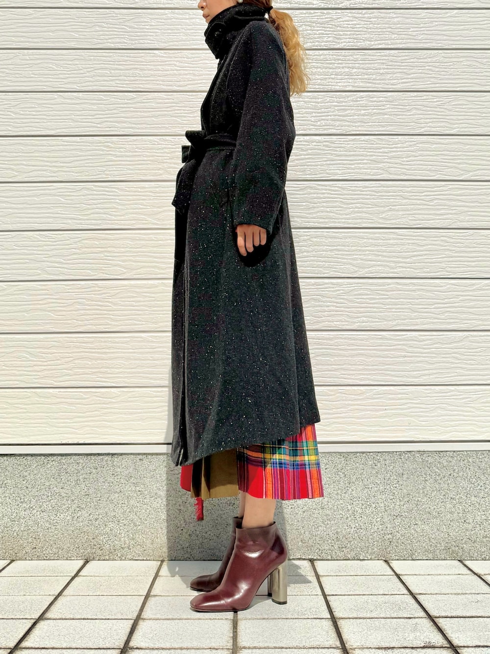 ブラウン系のブーツ、レッド系のスカート、ブルー系のニット/セーターを着用したレディースの秋コーディネートの3枚目の写真