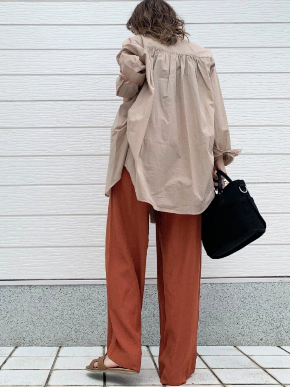 ブラウン系のその他パンツ、ブラック系のキャミソール、イエロー系のサンダルを着用したレディースの夏コーディネートの3枚目の写真