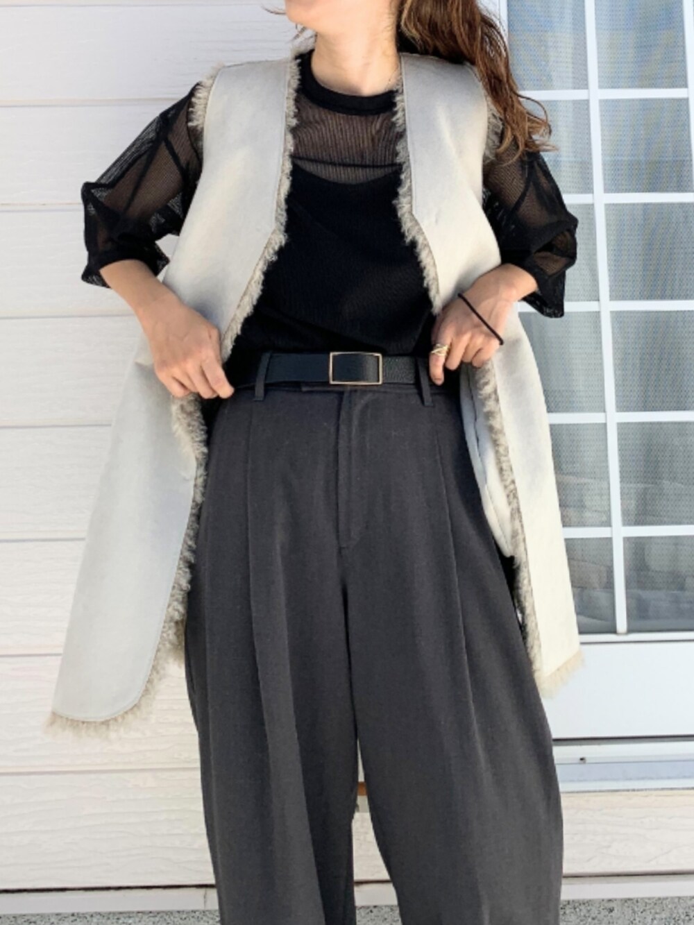 グレー系のその他パンツ、ブラック系のTシャツ/カットソー、ブラウン系のショルダーバッグを着用したレディースの夏コーディネートの3枚目の写真