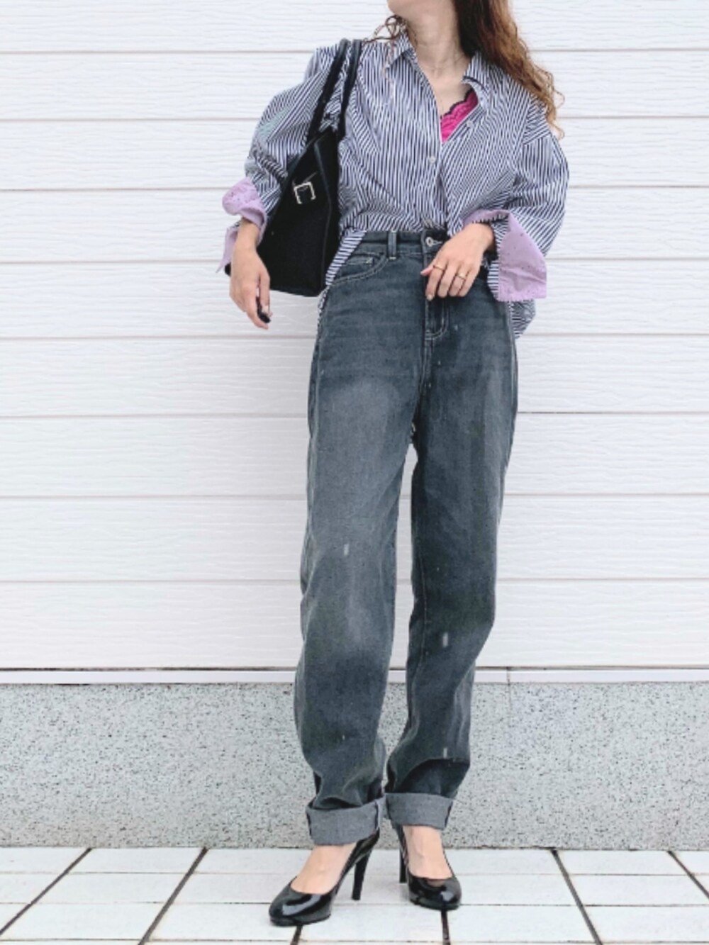 グレー系のデニムパンツ、ブラック系のシャツ/ブラウスを着用したレディースの夏コーディネートの2枚目の写真