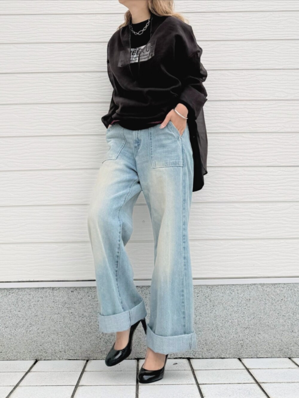ブルー系のデニムパンツ、ブラック系のTシャツ/カットソー、ブラウン系のシャツ/ブラウスを着用したレディースの秋コーディネートの2枚目の写真