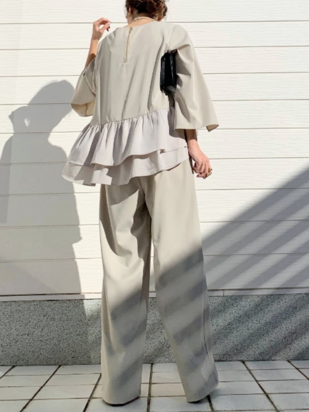 ベージュ系のその他パンツ、ベージュ系のシャツ/ブラウスを着用したレディースの冬コーディネートの2枚目の写真