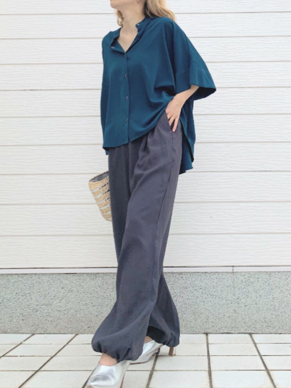 シルバー系のかごバッグ、グレー系のその他パンツ、グリーン系のシャツ/ブラウスを着用したレディースの春コーディネートの2枚目の写真