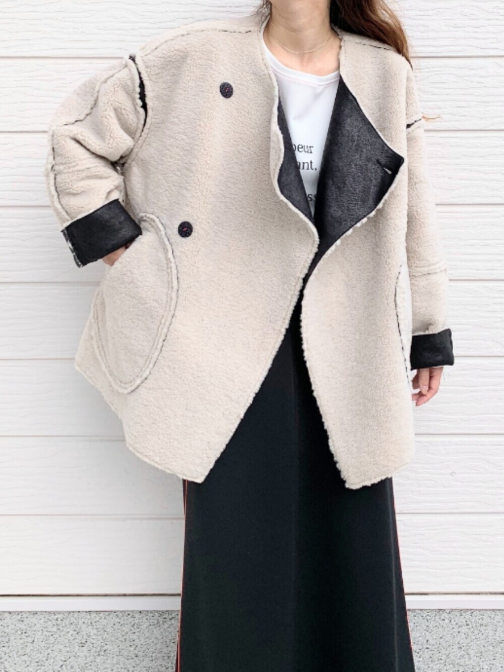 ゴールド系のスカート、ブラウン系のブーツ、ホワイト系のTシャツ/カットソーを着用したレディースの秋コーディネートの3枚目の写真