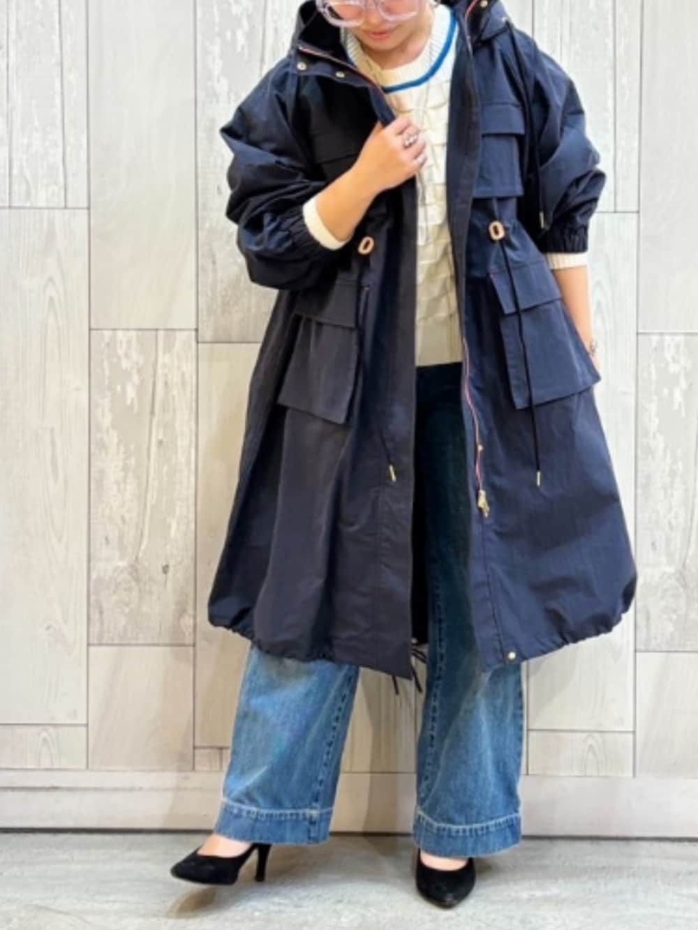 ブルー系のデニムパンツ、ブルー系のモッズコート、ホワイト系のニット/セーターを着用したレディースの冬コーディネートの2枚目の写真