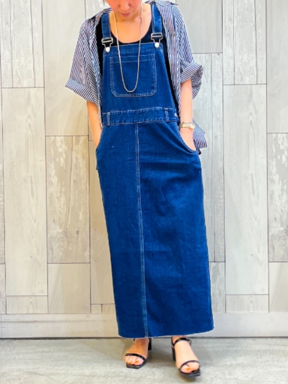 ブルー系のシャツ/ブラウス、ブルー系のジャンパースカート、シルバー系のネックレスを着用したレディースの春コーディネートの2枚目の写真