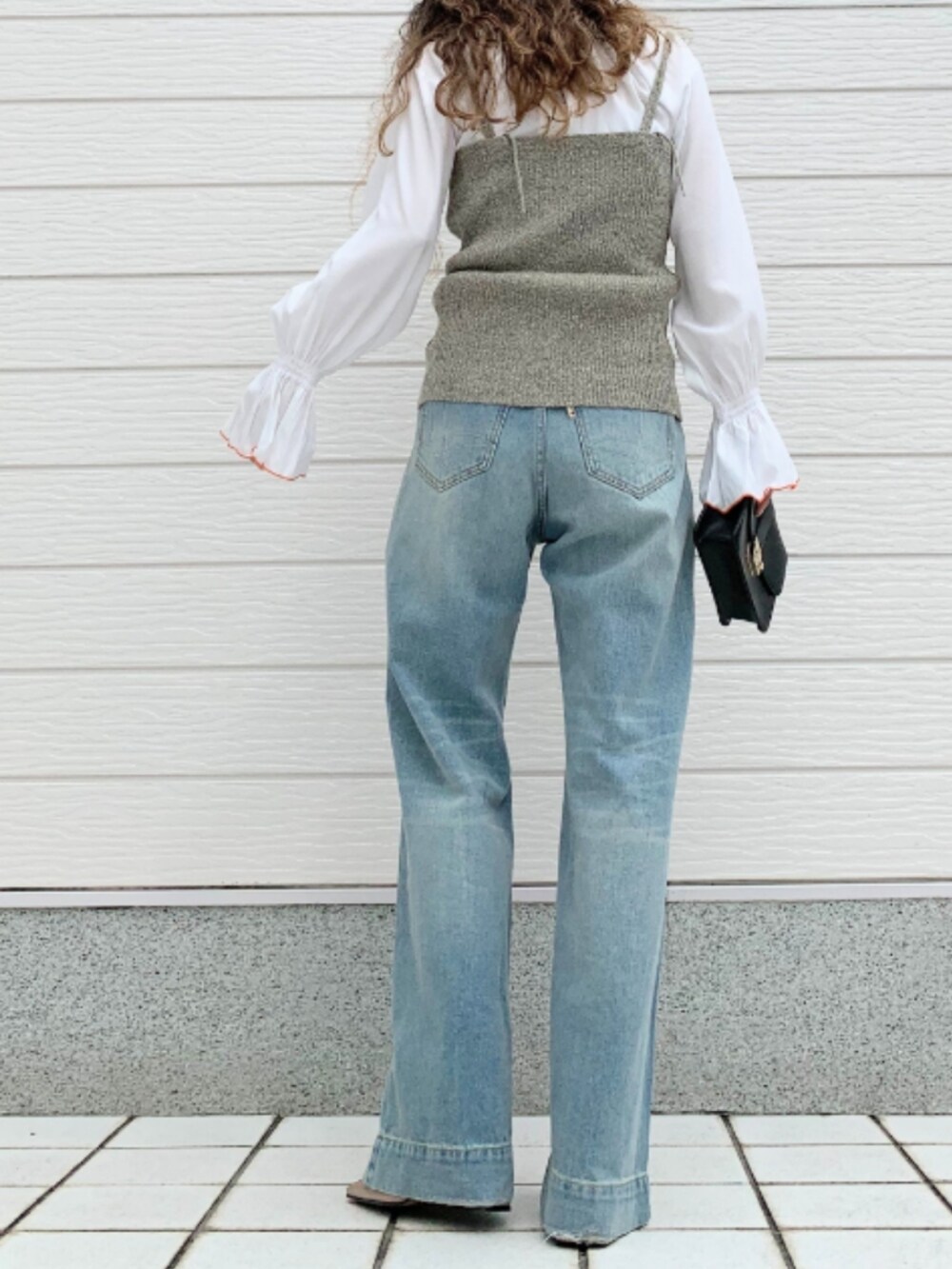 ブルー系のデニムパンツ、ホワイト系のシャツ/ブラウス、グレー系のベストを着用したレディースの夏コーディネートの3枚目の写真