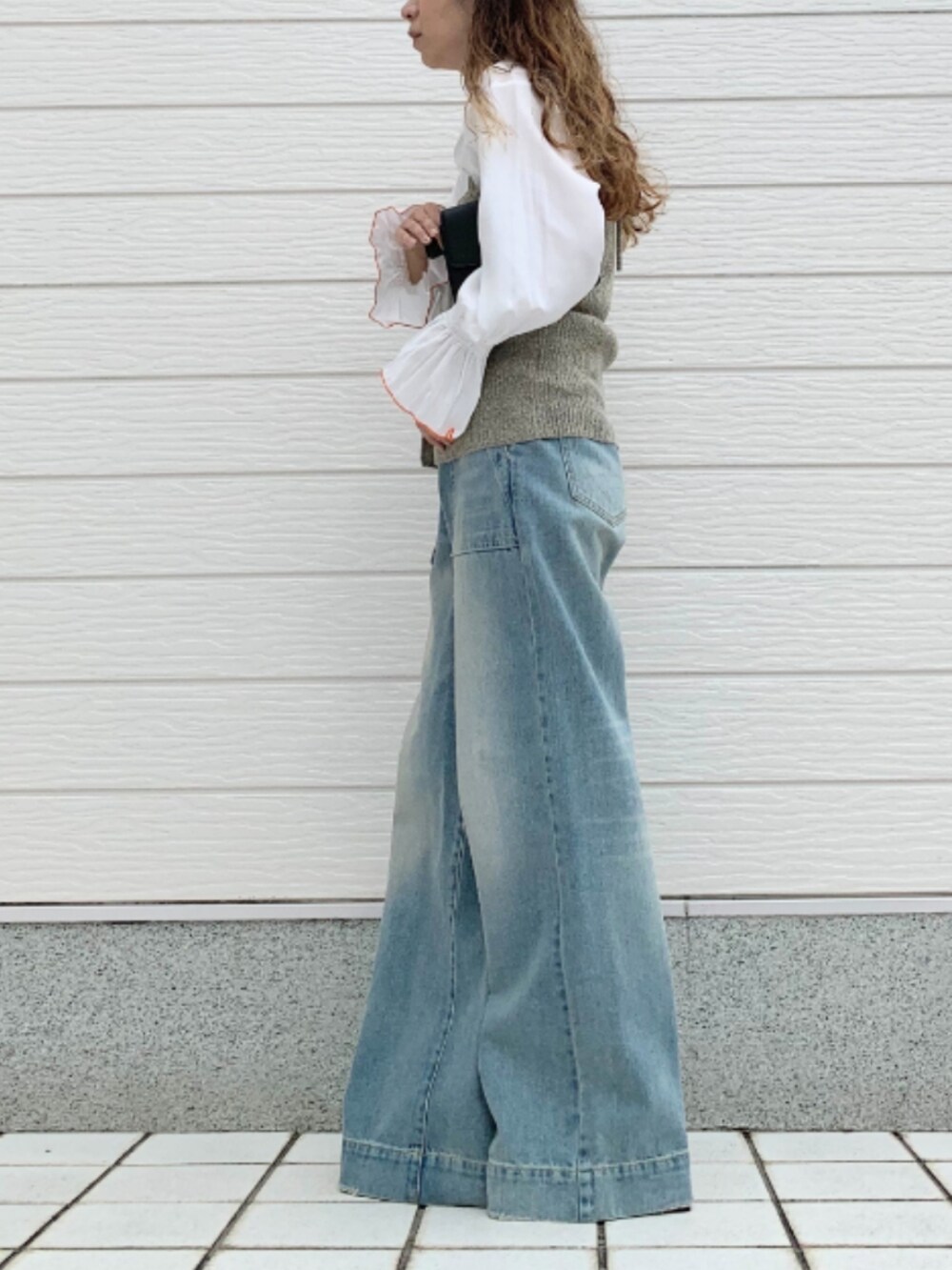 ブルー系のデニムパンツ、ホワイト系のシャツ/ブラウス、グレー系のベストを着用したレディースの夏コーディネートの2枚目の写真