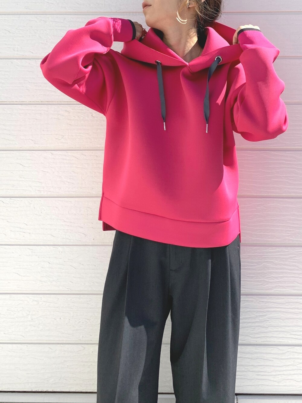 グレー系のその他パンツ、ピンク系のパーカー、グレー系のスタジャンを着用したレディースの秋コーディネートの3枚目の写真