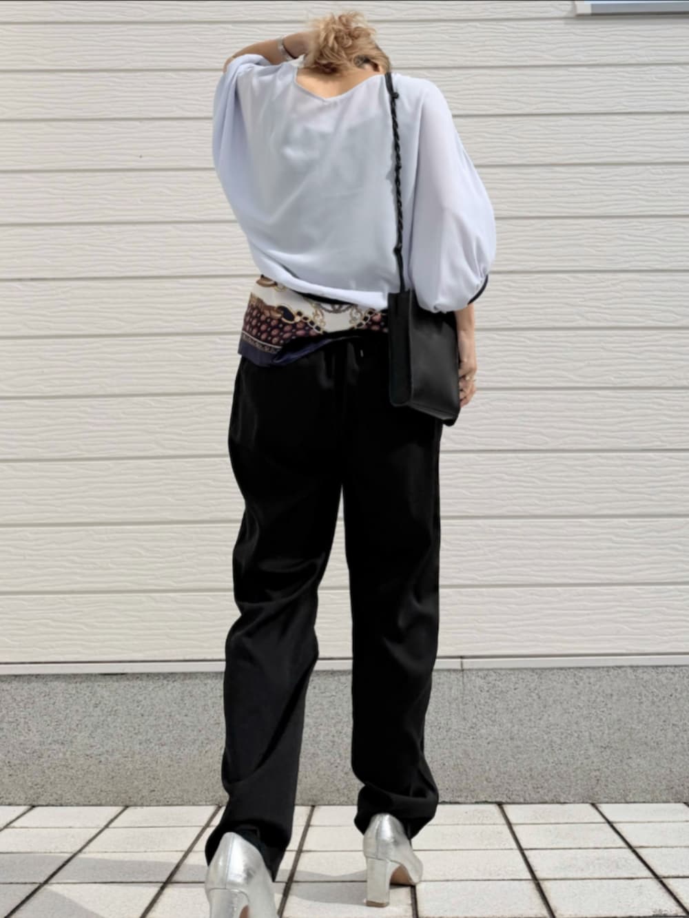 ブラック系のその他パンツ、ブルー系のシャツ/ブラウス、ブルー系のバンダナ/スカーフを着用したレディースの冬コーディネートの2枚目の写真