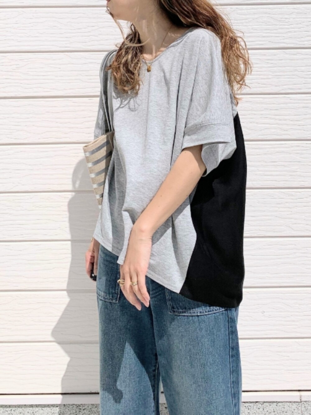 グレー系のTシャツ/カットソー、シルバー系のトートバッグ、ブラック系のパンプスを着用したレディースの春コーディネートの4枚目の写真