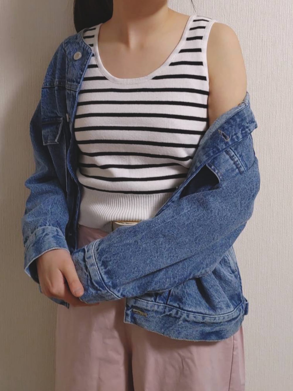 ホワイト系のスニーカー、ホワイト系のタンクトップ、ブルー系のデニムジャケットを着用したレディースの春コーディネートの4枚目の写真