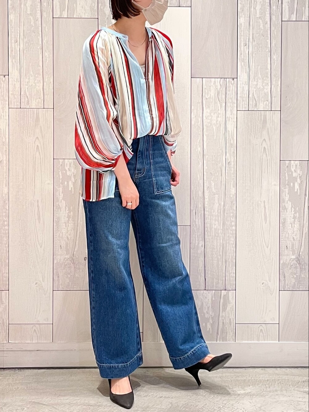 ブルー系のデニムパンツ、レッド系のシャツ/ブラウスを着用したレディースの夏コーディネートの2枚目の写真