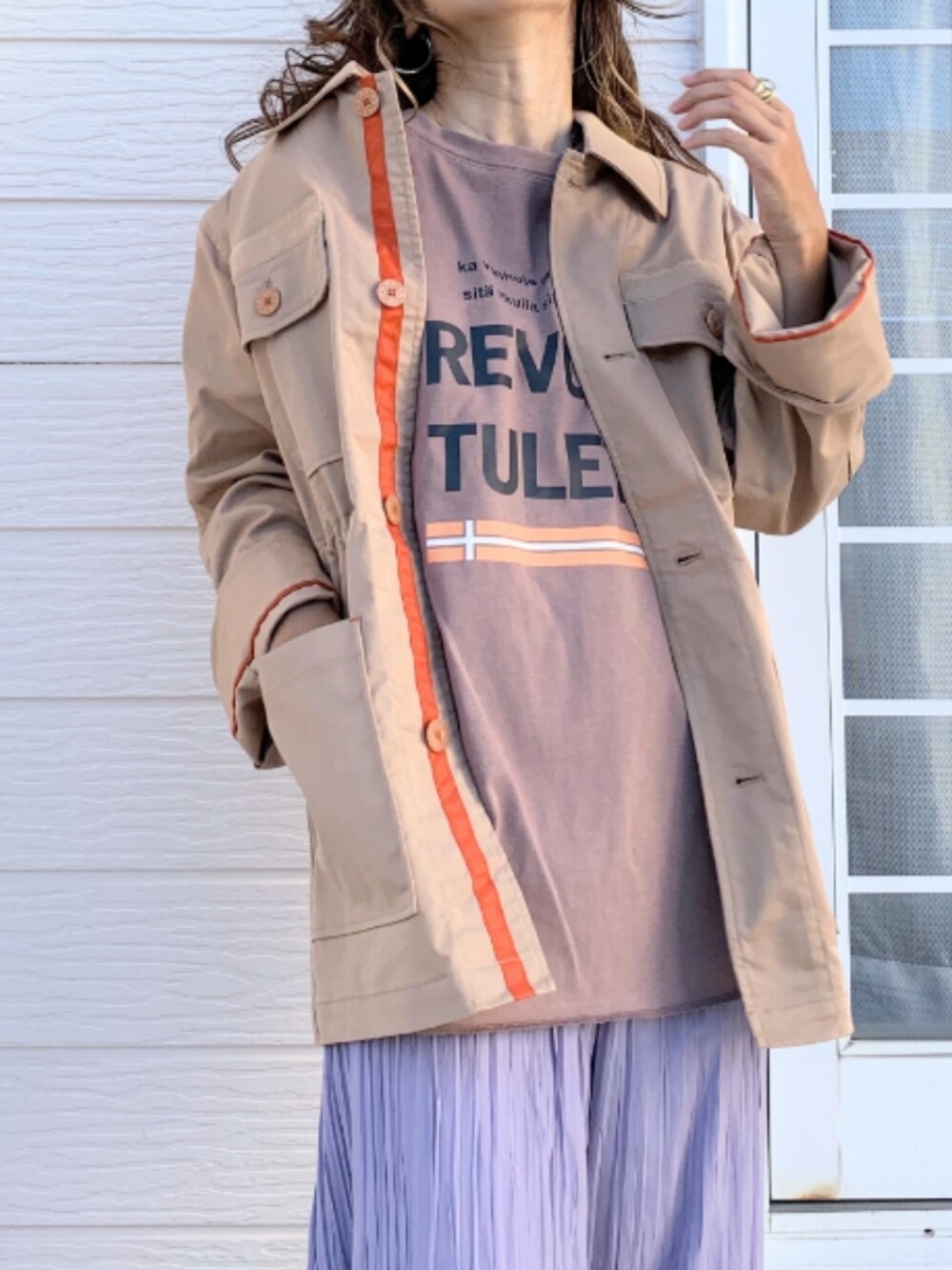 パープル系のその他パンツ、ベージュ系のTシャツ/カットソー、ブラウン系のブーツを着用したレディースの秋コーディネートの4枚目の写真