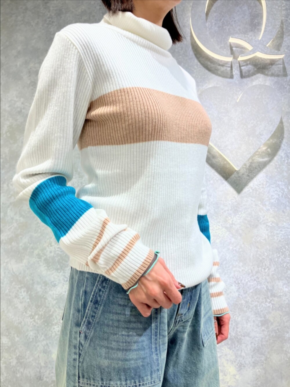 ブルー系のデニムパンツ、ホワイト系のニット/セーターを着用したレディースの冬コーディネートの5枚目の写真