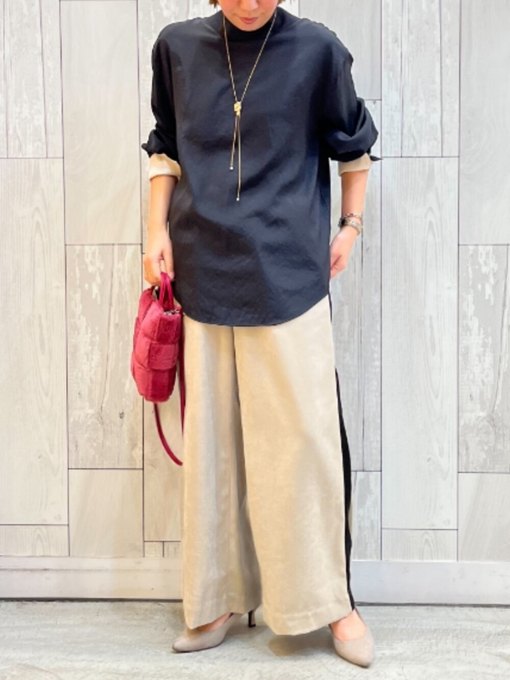 ブラック系のシャツ/ブラウス、ベージュ系のニット/セーター、ベージュ系のその他パンツを着用したレディースの冬コーディネートの3枚目の写真