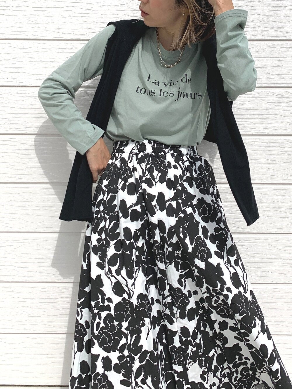 ブラック系のスカート、グリーン系のTシャツ/カットソーを着用したレディースの秋コーディネートの3枚目の写真