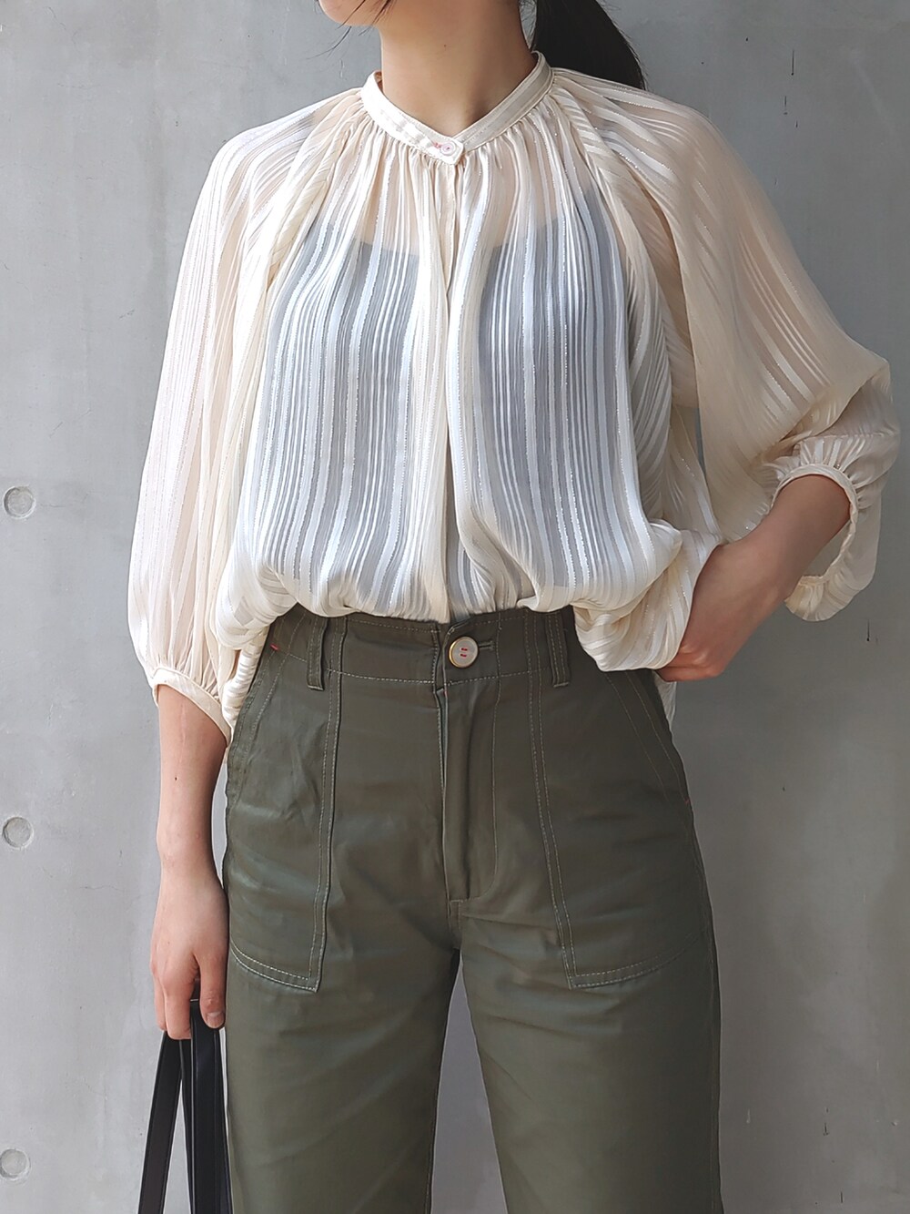 ホワイト系のシャツ/ブラウス、ホワイト系のスニーカー、ホワイト系のトートバッグを着用したレディースの春コーディネートの4枚目の写真