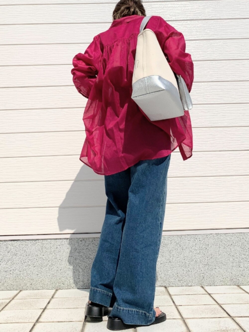 ブラック系のキャミソール、ブルー系のデニムパンツ、ピンク系のシャツ/ブラウスを着用したレディースの春コーディネートの2枚目の写真