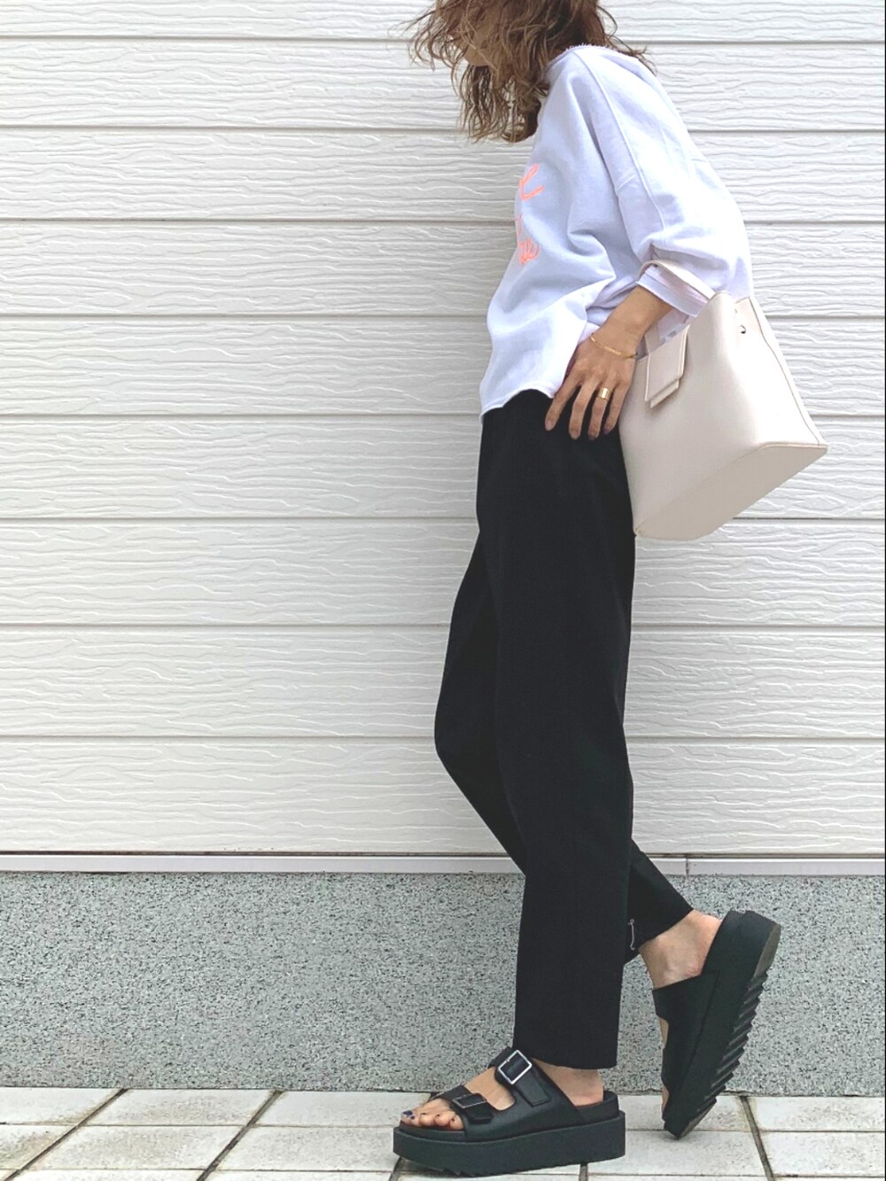 ブラック系のその他パンツ、ホワイト系のハンドバッグ、ブラック系のサンダルを着用したレディースの春コーディネートの3枚目の写真