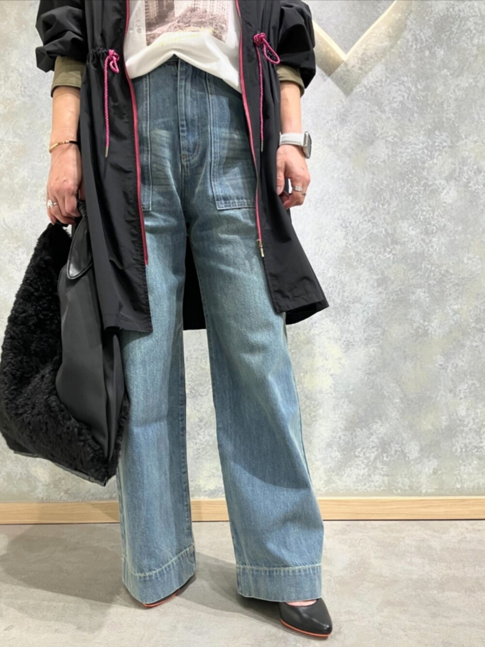 ブルー系のデニムパンツ、ホワイト系のTシャツ/カットソー、ブラック系のその他アウターを着用したレディースの秋コーディネートの5枚目の写真