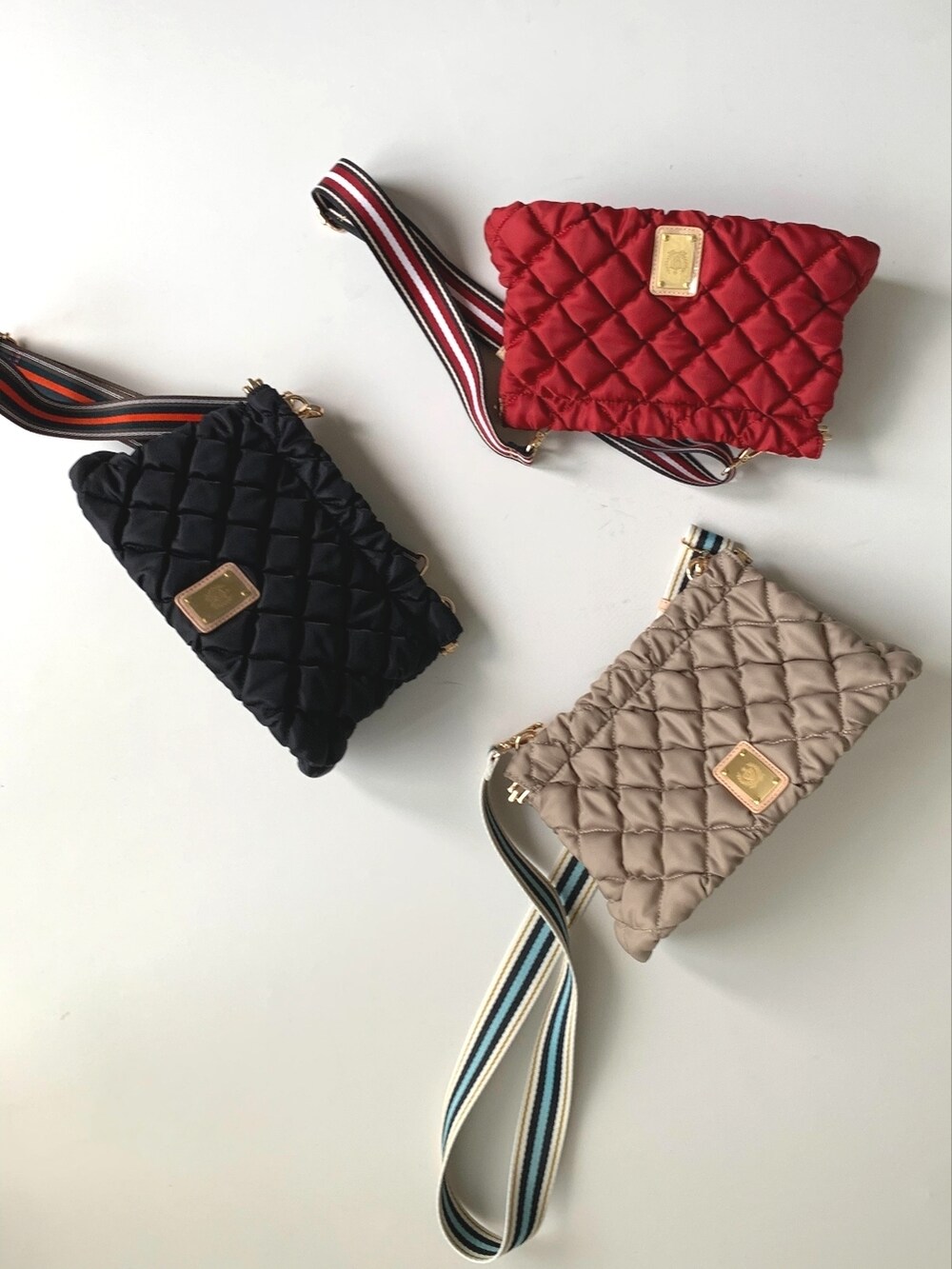 ブラック系のキャミソール、ブラック系のショルダーバッグ、ベージュ系のその他パンツを着用したレディースの夏コーディネートの3枚目の写真