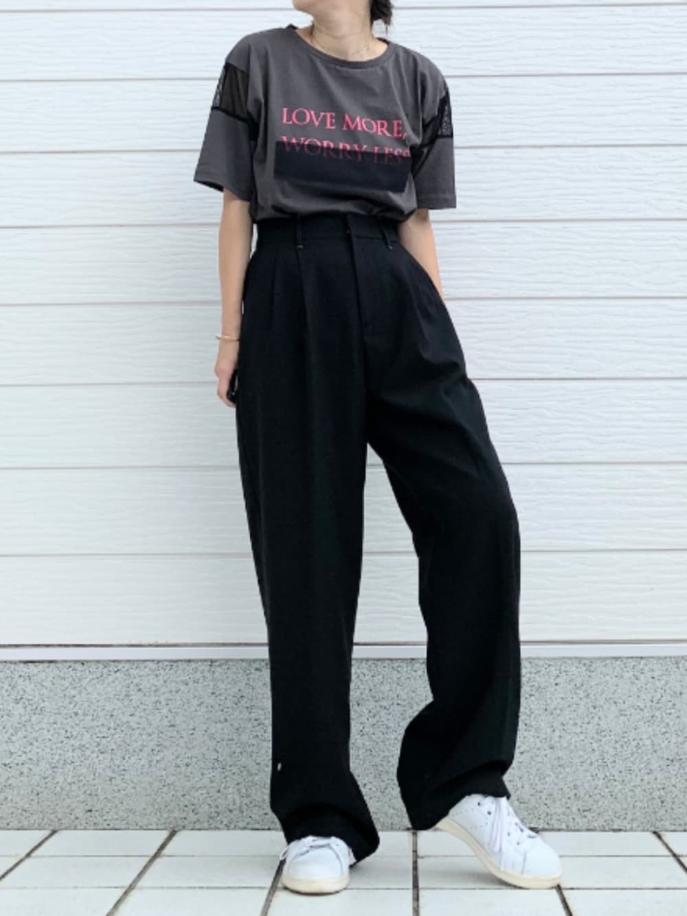 ホワイト系のスニーカー、グレー系のTシャツ/カットソー、ブラック系のノーカラージャケットを着用したレディースの秋コーディネートの3枚目の写真