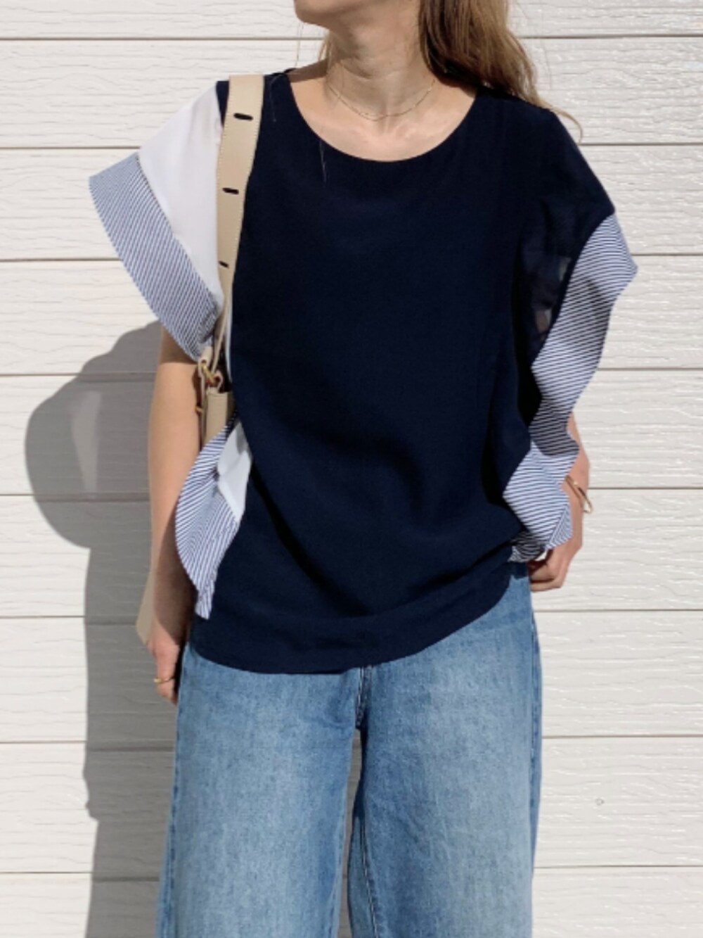 ブルー系のデニムパンツ、ベージュ系のボディバッグ/ウエストポーチ、ブルー系のシャツ/ブラウスを着用したレディースの春コーディネートの4枚目の写真